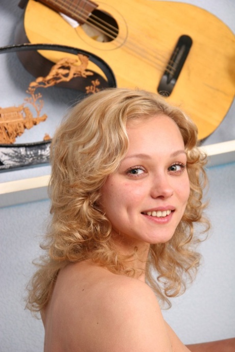 curly hair pregnant teen nude picture